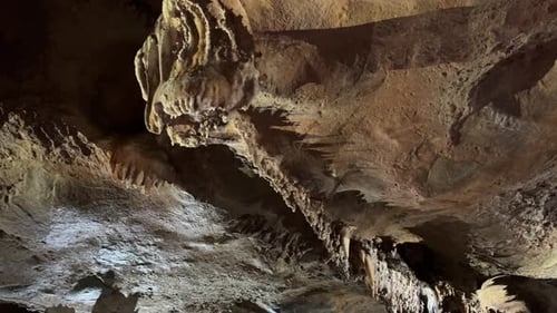 Stalactites et stalagmites à l'intérieur d'une vaste formation de grottes