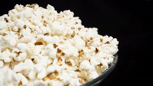 Le bol de pop-corn pivote sur un fond noir et l'appareil photo capture le panorama. Slider