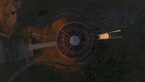 Vista aérea del monumento abandonado de Buzludzha al amanecer, Kran, Bulgaria.