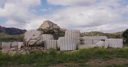 Un tas de pierres devant le mont Tmolus dans le temple d'Artémis à Sardes.