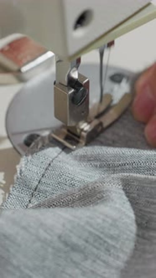 Nahaufnahme der Nähnaht, die sorgfältige fachmännische Handwerkskunst zeigt, den Präzisionsnähtechniker akribisch