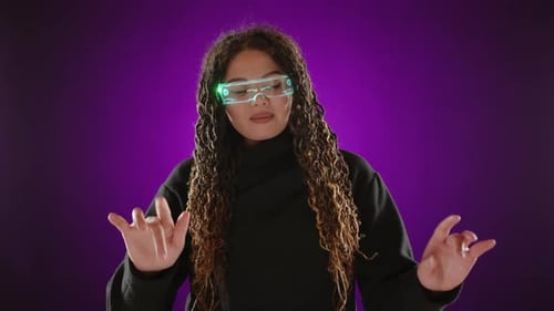Una mujer usa gafas AR para interactuar con una interfaz digital que muestra una tecnología innovadora