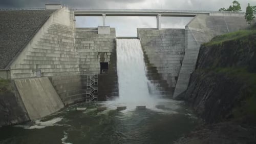 Wide moody shot of a dam on an overcast day