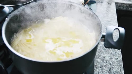 Homemaking spaghetti in boiling water