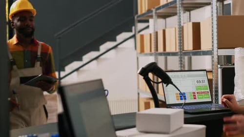 Männlicher Arbeiter bereitet Kartons mit Waren vor