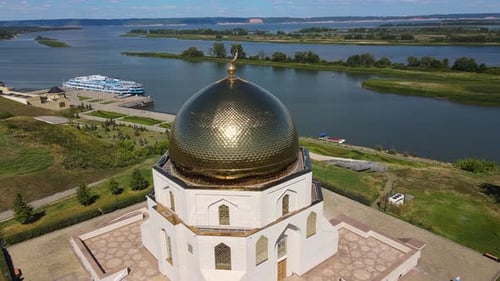 Gros plan aérien du dôme doré de la Mosquée Blanche à Bolgar