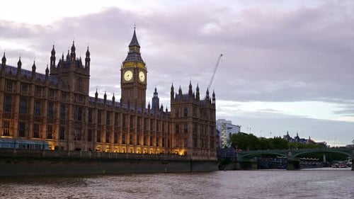 Vista de Londres de um barco flutuante no rio Tâmisa ao pôr do sol, Reino Unido. Palácio de Westminster