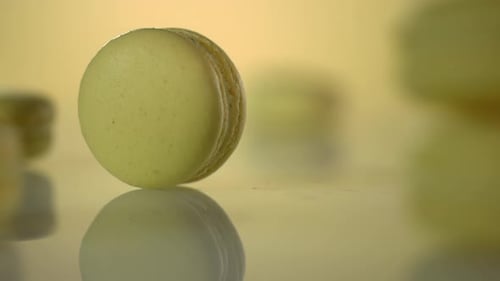 Un macaron roule sur une surface