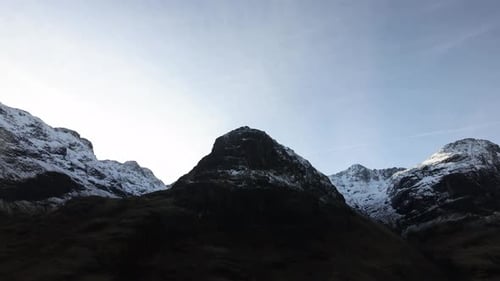 Vue fixe de la neige recouvrant les 3 belles sœurs de Glencoe lors d'une journée de merle bleu