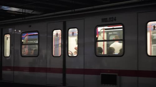 Rom, Italien, 3. September 2023 Nahaufnahme einer U-Bahn, die in der U-Bahn Circo Massimo ankommt