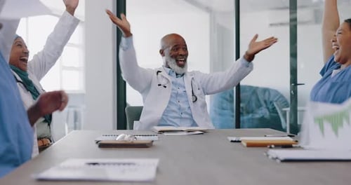 Sucesso, aplausos e equipe de saúde joga papel, comemora ou aplaude em reunião