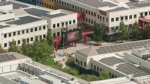 Менло-Парк, Калифорния, около 2017 г., аэросъемка штаб-квартиры Facebook. Совместно с Cineflex