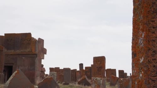 Pan lentement Khachkar au cimetière de Noratus, Arménie Route de la soie Arménie