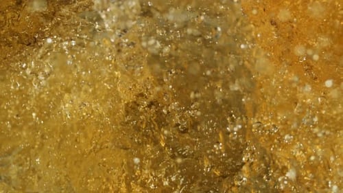 Kurvenform eines Bieres in Zeitlupe in einem Glas. Mikrobrauerei Extreme Nahaufnahme. Zeitlupenkragen