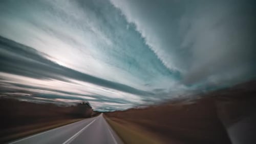 Avanza rápidamente a través de la tundra otoñal azotada por el viento. Nubes oscuras se arremolinan sobre la carretera
.