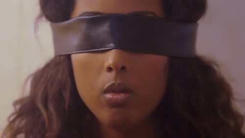 prisão, cativeiro, medo - jovem mulher africana com olhos vendados