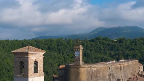 Uhr und Glockenturm in der Altstadt von Sorano