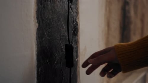 Mulher acendendo a luz. foto de closeup