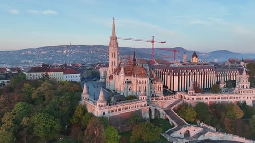 Establece una vista aérea del Bastión de los Pescadores y la iglesia de Matías al amanecer.
Budapest