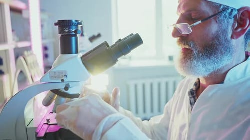 Wissenschaftler justiert das Mikroskop im Labor