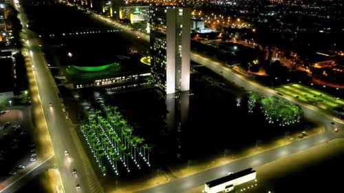 Paisaje nocturno del centro de Brasilia, Brasil. Paisaje urbano de plaza y avenida iluminadas en el centro de la ciudad