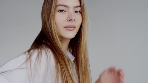 Hermosa mujer con una piel suave y perfecta posando ante la cámara