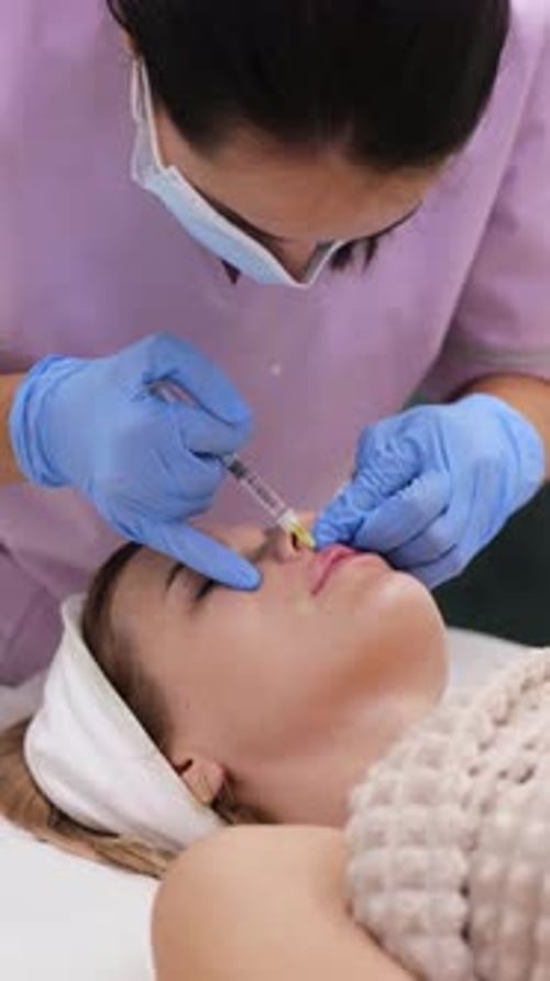 Cosmetóloga hace inyecciones para agrandar los labios