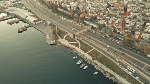 vue aérienne de la ville et des bateaux sur le littoral, tunnel eurasien