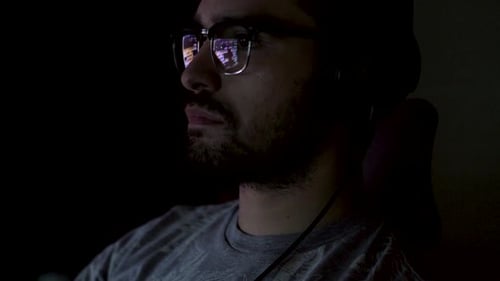 Junger gutaussehender Mann spielt Videospiele