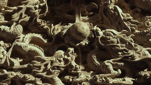 Aufwendige chinesische Drachenwandreliefschnitzerei aus nächster Nähe