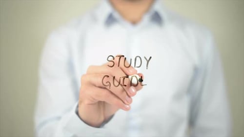 Studienführer Man schreibt auf transparentem Bildschirm