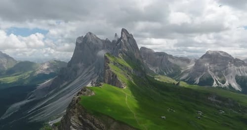 Vue aérienne des sommets escarpés de Seceda dans les Dolomites italiennes