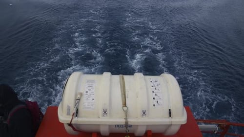 Cajón en barco navegando en el mar