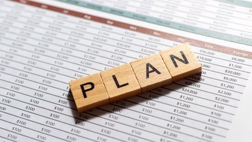 Amplie o planejamento estratégico, escritório de negócios, análise de documentos, ambiente profissional, foco de perto