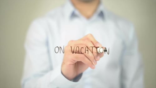 Im Urlaub schreibt Mann auf transparentem Bildschirm