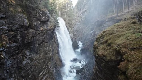 Cachoeira majestosa em meio a uma floresta exuberante em Cascate di Riva, a joia cênica da Itália