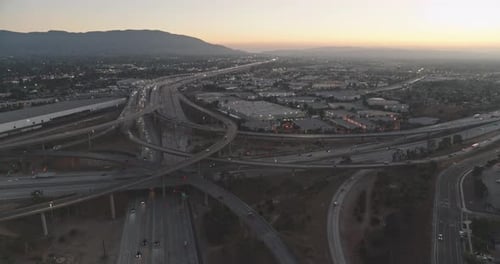 eine Autobahn mit vielen Fahrspuren