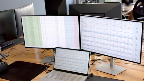 La configuración de varios monitores mejora la productividad empresarial en la oficina
