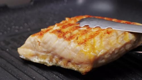 Cocinar filetes de esturión, beluga, pescado con grasa blanca a la parrilla o sartén con aceite, asado de cerca y saludable