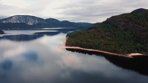 Vue aérienne d'un grand lac et d'une vallée à Telemark, en Norvège