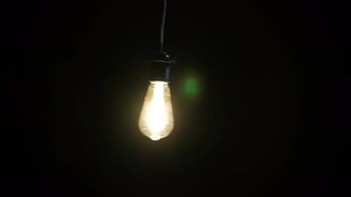 Vintage-Edison-Birne, die im dunklen Raum leuchtet