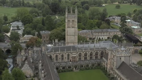 Vista aérea sobre a cidade de Oxford com o Merton College