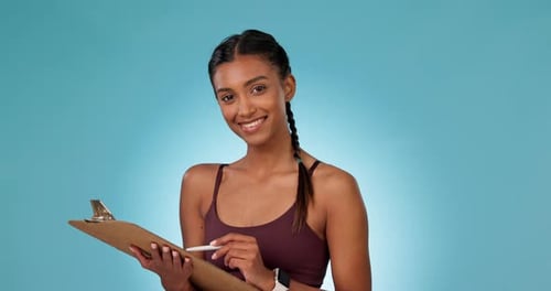 Personal Trainer, Fitness oder glückliche Frau, die in die Zwischenablage schreibt, um Mitglied im Fitnessstudio zu werden oder sich anzumelden