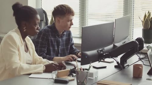 Equipe diversificada de jovens programadores trabalhando no escritório
