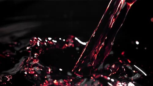 Red Wine Flows with Splashes, gefilmt mit einer Hochgeschwindigkeitskamera mit 1000 Bildern pro Sekunde