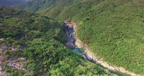As famosas piscinas rochosas e cachoeiras de Sai Kung vistas de um pássaro, foto aérea frontal inclinada d
