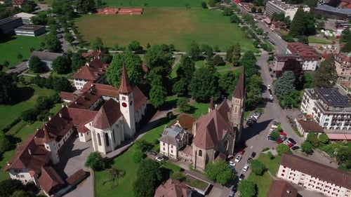 Vista aérea circulando sobre as igrejas tradicionais de Interlaken, na Suíça. Schlosskirche
e c.