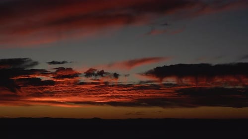 Mittelgroße Zeitrafferaufnahme bei malerischem Sonnenaufgang