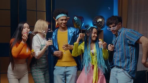 Grupo de amigos fazendo festa em casa