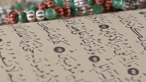 Religion Das Buch des Islam Koran und Rosenkranzperlen 34